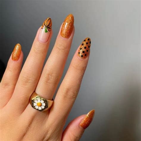 Simple Halloween Nails That Are Trending In