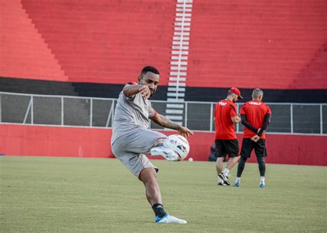 Fabiano Soares comanda treino tático no Vitória e cobra intensidade aos