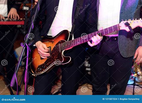 Cantante Elegante Del Guitarrista Que Juega En Una Etapa Con Una Banda