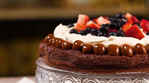 Brownie Con Dulce De Leche Crema Batida Y Frutos Rojos