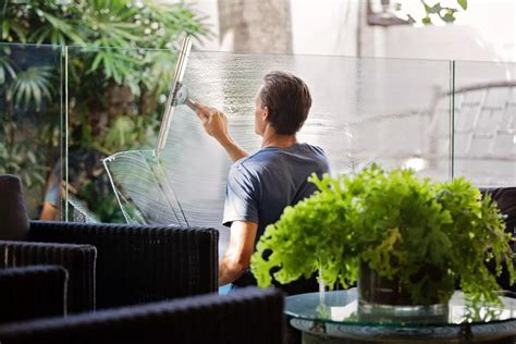 Como limpar janelas de vidro Veja receitas caseiras para higienizá las