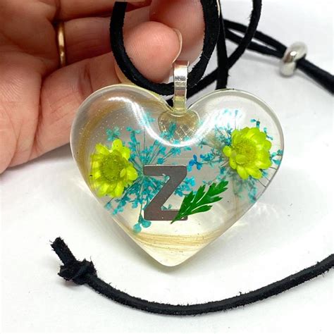 Petit pendentif souvenir coeur en résine époxy cheveux poils