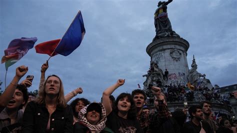 Des Milliers De Personnes à Paris Manifestent Contre Le Rn Euronews