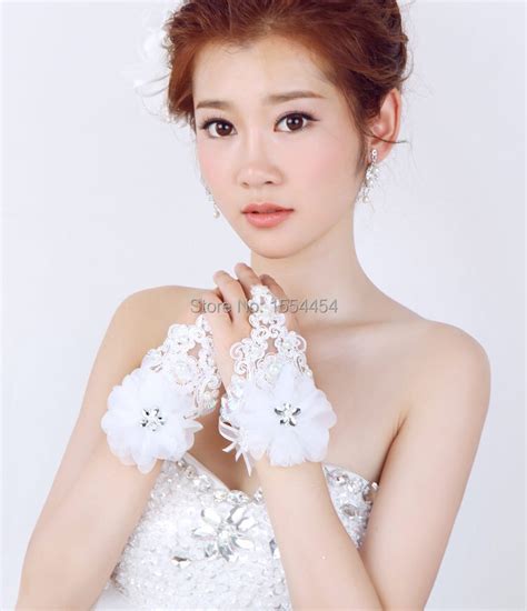 Free Shipping Gorgeous Lace Flowers Crystals Wedding Gloves Sassy