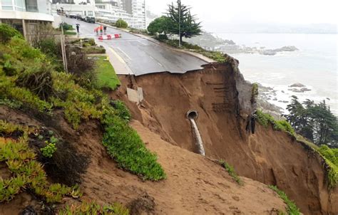 Socavón mantiene a edificio en Viña del Mar al borde del colapso