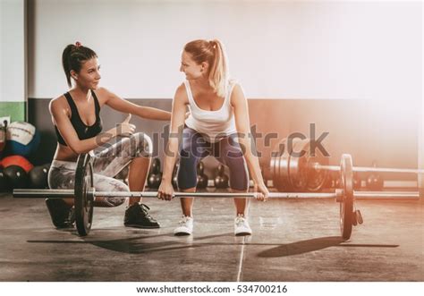 젊은 여자가 여자 개인 트레이너와 함께 스톡 사진 534700216 Shutterstock