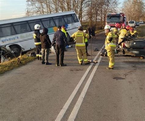 Potworne Zderzenie Autobusu I Auta Osobowego W Zalesiu Jedna Osoba Nie