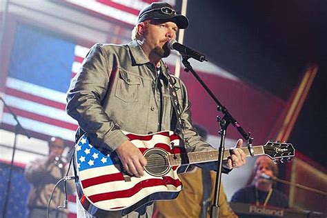 Toby Keith – Artists Wearing the American Flag