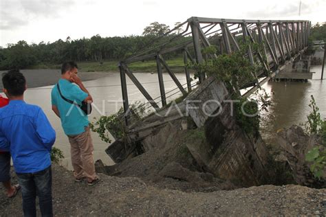 Jembatan Penghubung Antarkecamatan Rusak Antara Foto