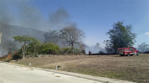 Bomberos PC y policías de Jalpan sofocan incendio de pastizal en zona