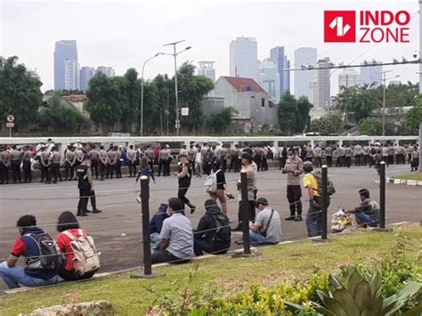 Massa Gelar Aksi Demo Di Depan Dpr Tolak Pengesahan Ruu Hip Dan