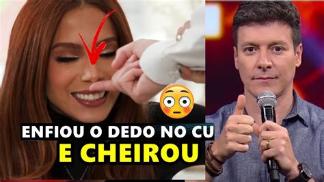 ANITA PEDE PRA HOMEM ENFIAR O DEDO NO C E DÁ PRA ELA CHEIRAR AO VIVO E