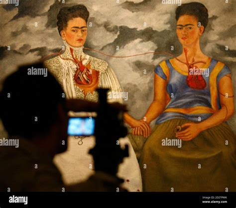 Un Camar Grafo Filma La Pintura De Frida Kahlo Las Dos Fridas