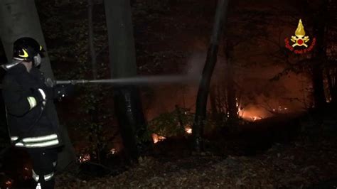 Varese Incendio A Campo Dei Fiori I Vigili Del Fuoco Al Lavoro Per