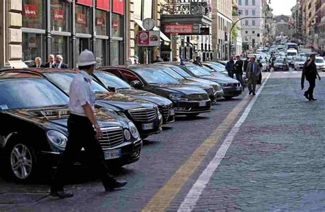 Parcheggio Auto Si Pu Bloccare A Piedi Il Posto Per Un Altra