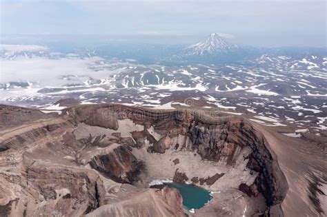 O Lago Azul Na Cratera Do Vulcão Maravilhoso Península De Kamchatka