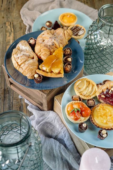 Barra Doce De Bolos De Doces E De Tortas Deliciosos Em Uma Tabela De