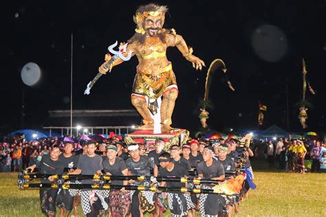 Bupati Banggai Amirudin Menutup Festival Ogoh Ogoh Dan Festival Budaya