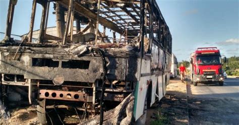 G1 Ônibus é incendiado às margens da BR 101 em Linhares no ES