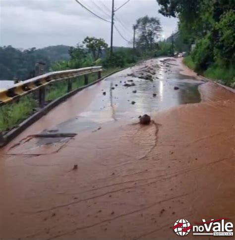 No Vale Notícias Chuva causa queda de barreira na Estrada Velha em