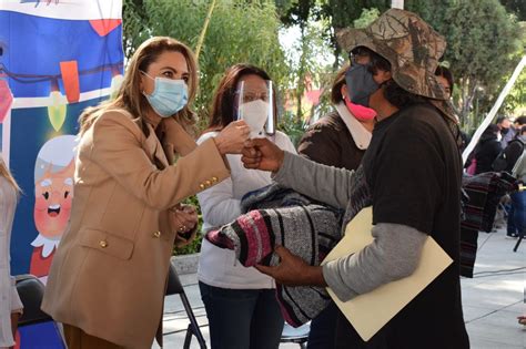 Entrega Paola Angon M S De Prendas De Abraza A Un Abue