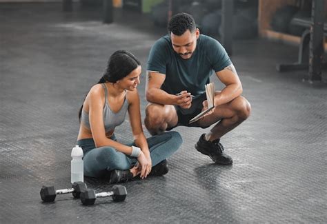 Treinador De Personal Trainer Ou Instrutor De Fitness Ajudando Uma