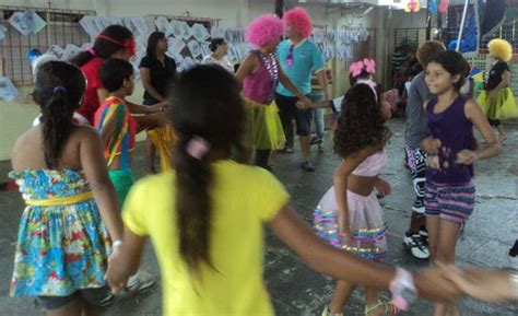 Escola Izaulina De Castro Silva - Izaulina em Ação: Izaulina de Castro realiza grito de carnaval