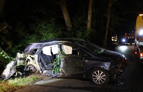 Schwerer Unfall bei Büchenbach Mitfahrer 18 tödlich verletzt