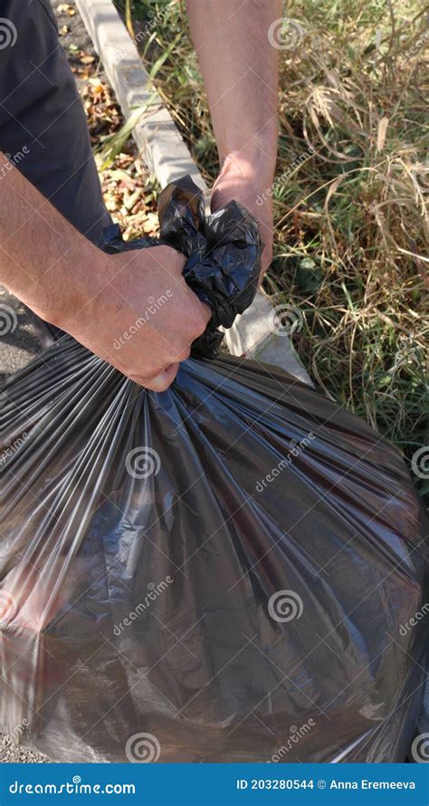 Handen Die Een Plastic Zak Vastbinden Met Vuilnis In De Buitenlucht