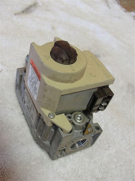 HONEYWELL FURNACE GAS VALVE VR8205H 8016