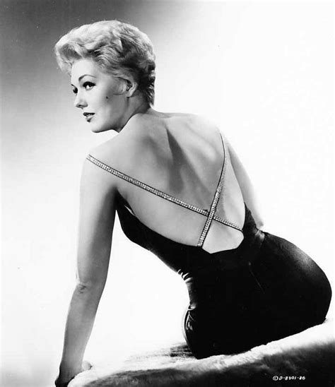 Kim Novak In 5 Against The House 1955 In 2021 Kim Novak Classic