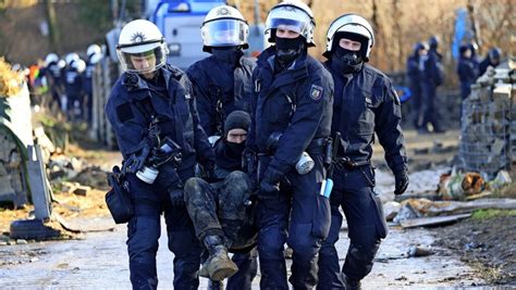 Polizei R Umt L Tzerath Protest Berwiegend Friedlich Deutschland