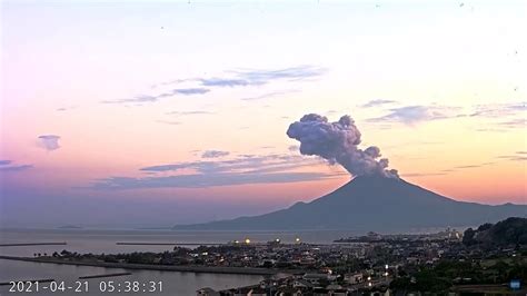 Erutta il vulcano Sakurajima è il Vesuvio di Kagoshima città gemella