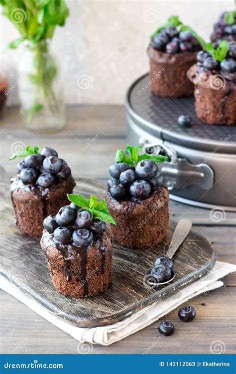 Molletes Del Chocolate Con El Chocolate Y Los Ar Ndanos Imagen De