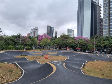 Em São Paulo moradores da Vila Mariana reclamam sobre calçadas e de