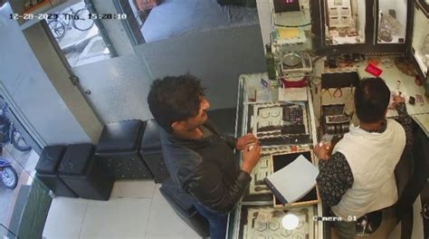 The Thief Posing As A Customer Stole Jewelery Worth Rs 25 Lakh The