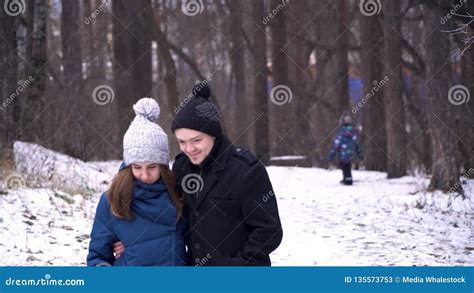 Pares Jovenes Que Abrazan Y Que Se Besan En El Parque En Invierno