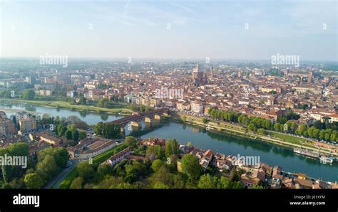 Vue aérienne de Pavie et le Fleuve Ticino vue de la cathédrale de