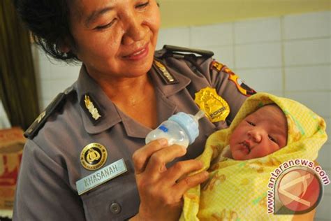 Bayi Baru Dilahirkan Dibuang Di Tempat Sampah ANTARA News