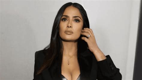 Salma Hayek Luce Elegante Traje Con Top De Escote Profundo Periodico