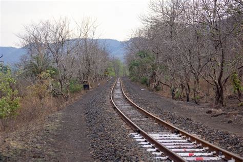 Una Vista Esc Nica De La Estaci N De La Colina Y De La V A F Rrea En El