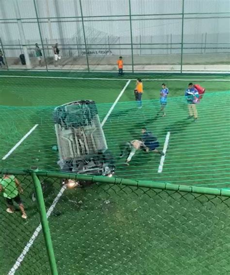 Carro Despenca De Viaduto De Carapina E Cai Em Campinho De Futebol Na