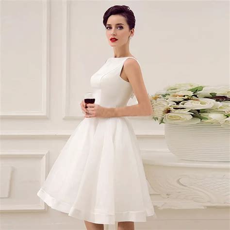 Fashionable White Short Graduation Dresses Sleeveless A Line Knee