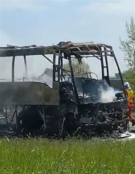 Vid O On A Entendu Un Gros Boum Un Autocar Espagnol Prend Feu