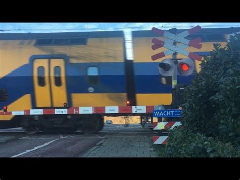 Spoorwegovergang Halfweg Zwanenburg Dutch Railroad Crossing Youtube