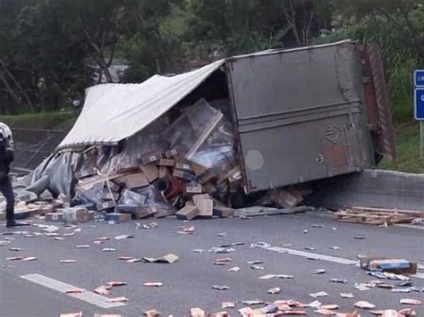 G1 Caminhão tomba na Dutra em Aparecida SP notícias em Vale do