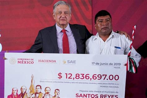 AMLO Entrega Cheques A Municipios De Oaxaca Y Anuncia Segunda Subasta