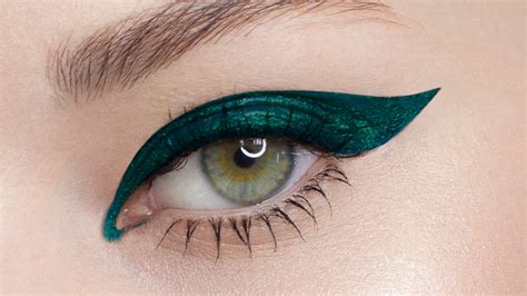 Eyeliner Colors That Make Green Eyes Shine Brighter Than An Emerald