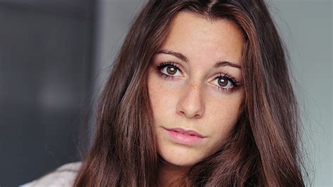 2560x1440 Resolution Brown Eyed Brunette Freckles 1440p Resolution