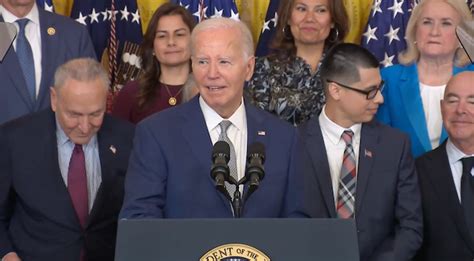 Cómo la orden ejecutiva de Biden para proteger a los cónyuges